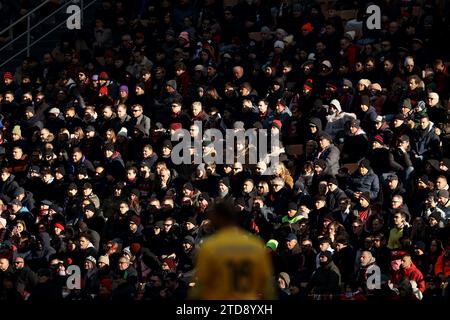 Milan, Italie. 17 décembre 2023. Les fans regardent pendant le match de Serie A à Giuseppe Meazza, Milan. Le crédit photo devrait se lire : Jonathan Moscrop/Sportimage crédit : Sportimage Ltd/Alamy Live News Banque D'Images