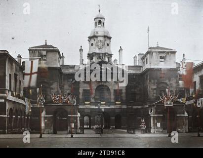 Londres, Angleterre Horse Guards Barracks on Whitehall, vêtements, première Guerre mondiale, Maison, Architecture, société, uniforme militaire, horloge, clocher, commémoration, rue, District, drapeau, Armée, Angleterre, Londres, Horse Guards Barracks on Whitehall, Londres, 23/07/1919 - 23/07/1919, Cuville, Fernand, 1919 - Angleterre - Fernand Cuville - (18-23 juillet), Autochrome, photo, verre, Autochrome, photo, positif, horizontal, taille 9 x 12 cm Banque D'Images