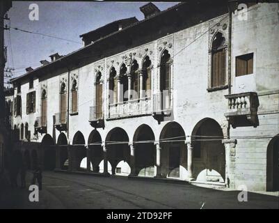 Vicenza, Italie Un palais dans le corso Andrea Palladio, Habitat, Architecture, balcon, loggia, arc, arcade, arche, décor sculpté, balustrade, palais, Château, Italie, Vicence, Vicence, 01/03/1918 - 31/03/1918, Cuville, Fernand, 1918 - Italie - Fernand Cuville - (Mars-août), Autochrome, photo, verre, Autochrome, photo, positif, horizontal, taille 9 x 12 cm Banque D'Images