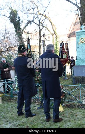 Alexander Reissl Stadtrat Josef Schmid MDL vor Mordweihnacht Grab Denkmal Muenchen 17.12.2023 Sendlinger Kirche Sendlinger Mordweihnacht 1705 Grab Denkmal zum Gedenken Kranzniederlegungen von Trachten Verein Schmied Kochel Abordnungen nach Gedenkmesse in der ST. Margareten Kirche Muenchen *** Alexander Reissl Conseiller municipal Josef Schmid MDL devant le mémorial de Mordweihnacht Munich 17 12 2023 Sendlinger Kirche Sendlinger Mordweihnacht 1705 mémorial de la tombe dépôt de la couronne par Trachten Verein Schmied Kochel délégations après la messe dans l'église ST Margareten Munich Banque D'Images