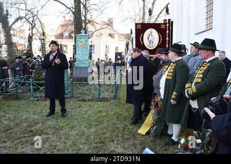 Alexander Reissl Stadtrat vor Mordweihnacht Grab Denkmal Muenchen 17.12.2023 Sendlinger Kirche Sendlinger Mordweihnacht 1705 Grab Denkmal zum Gedenken Kranzniederlegungen von Trachten Verein Schmied Kochel Abordnungen nach Gedenkmesse in der ST. Margareten Kirche Muenchen *** Alexander Reissl Conseiller municipal devant Mordweihnacht mémorial Munich 17 12 2023 Sendlinger Kirche Sendlinger Mordweihnacht 1705 mémorial tombe dépôt de la couronne par Trachten Verein Schmied Kochel délégations après la messe commémorative dans l'église ST Margareten Munich Banque D'Images