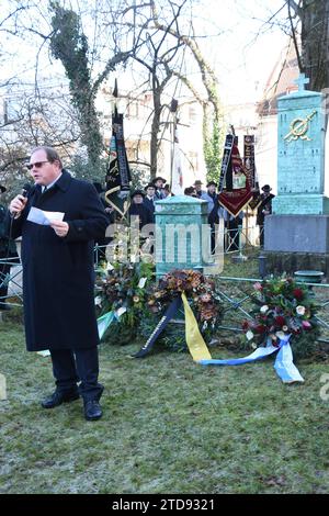 Alexander Reich 1. Vorstand Schmied von Kochel Verein vor Mordweihnacht Grab Denkmal Muenchen 17.12.2023 Sendlinger Kirche Sendlinger Mordweihnacht 1705 Grab Denkmal zum Gedenken Kranzniederlegungen von Trachten Verein Schmied Kochel Abordnungen nach Gedenkmesse in der ST. Margareten Kirche Muenchen *** Alexander Reich 1 Conseil d'administration Blacksmith of Kochel Association avant le meurtre Monument de la tombe de Noël Munich 17 12 2023 Sendlinger Eglise Sendlinger meurtre Noël 1705 Monument de la tombe pour commémorer le dépôt de couronnes par l'association de costumes traditionnels Blacksmith Kochel suppléations afte Banque D'Images