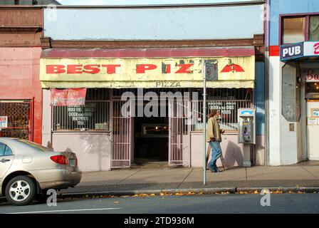 Vancouver, Canada - Pizza Shop sur East Hastings Street, qui est connu pour être un quartier pauvre de Vancouver avec un problème d'itinérance. Banque D'Images