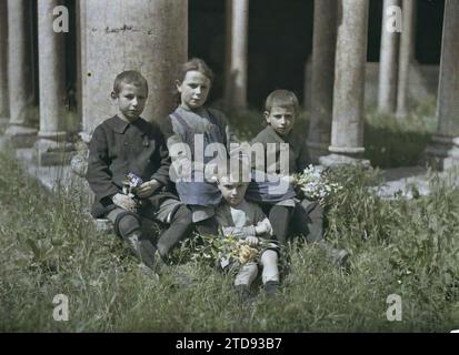 Vérone, Italie Groupe d'enfants dans le cloître de San Zeno, vêtements, religion, êtres humains, habitation, architecture, Église, Costume, Christianisme, Cloître, enfant, Portrait de groupe, Monastère, Fleur, Architecture religieuse, Italie, Vérone, Un groupe de bambins, Vérone, 10/05/1918 - 10/05/1918, Cuville, Fernand, 1918 - Italie - Fernand Cuville - (Mars-août), Autochrome, photo, verre, Autochrome, photo, positif, horizontal, taille 9 x 12 cm Banque D'Images