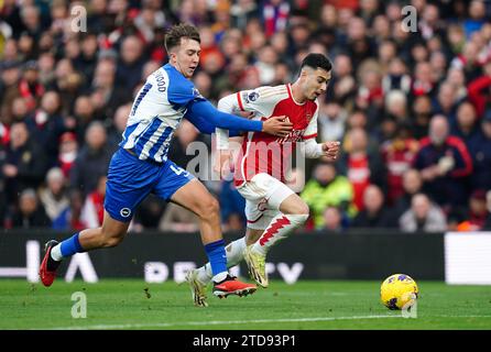 Jack Hinshelwood de Brighton et Hove Albion (à gauche) et Gabriel Martinelli d'Arsenal se battent pour le ballon lors du match de Premier League à l'Emirates Stadium de Londres. Date de la photo : dimanche 17 décembre 2023. Banque D'Images