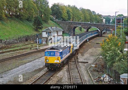 Une paire de locomotives diesel de classe 33 numéros 33114 et 33102 travaillant un service Network Southeast à Exeter Central. Ce train de service avait été spécialement étendu pour aller à Exeter en conjonction avec le Rail Magazine et la NSE Network Day du 3 octobre 1992. Banque D'Images