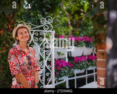 Voyage d'été féminin à Antalya, Turquie. Jeune femme asiatique en robe rouge marcher à travers la vieille ville Kalechi , voyageur touristique féminin découvrir des endroits intéressants et attraction touristique populaire Banque D'Images