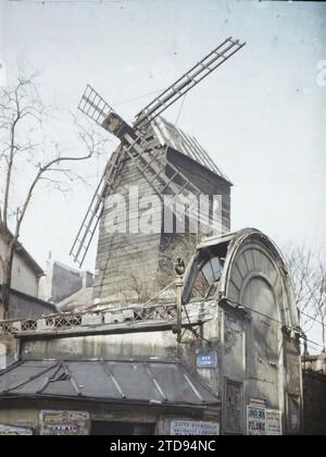 Paris (18e arrondissement), France le Moulin de la Galette, à l'angle de la rue Lepic et de la rue Girardon, Inscription, information, logement, Architecture, Moulin, affiche, rue, quartier, porte, délabrement, conditions insalubres, bal, danse, France, Moulin de la Galette Moulin de la Galette, Montmartre, 03/02/1920 - 03/02/1920, Léon, Auguste, photographe, Autochrome, photo, verre, Autochrome, photo, positif, vertical, taille 9 x 12 cm Banque D'Images