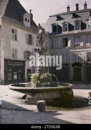 Thann, Haut-Rhin, Alsace, France, personnalité, religion, Art, Habitat, Architecture, Statue, personnalité religieuse, Christianisme, Sculpture, peinture, Saint, fleur, installation hydraulique, Fontaine, place, France, Thann, Fontaine de St Théobald, Thann, 25/07/1920 - 25/07/1920, Léon, Auguste, photographe, 1920 - Alsace - Auguste Léon (juillet), Autochrome, photo, verre, Autochrome, photo, positive Banque D'Images