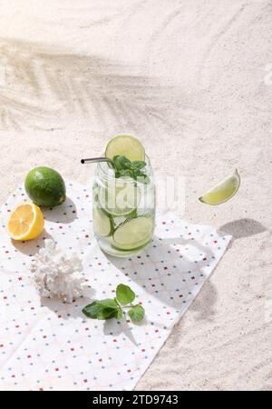 Cocktails frais et agrumes sur le sable chaud de la plage d'été Banque D'Images