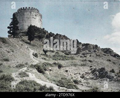 Rumeli Hisar, Turquie Une tour du château, nature, Environnement, Habitat, Architecture, paysage, Tour, Architecture fortifiée, Forteresse, Turquie, Rouméli-Hissar, Paysage sur les rives du Bosphore avec tour, Rumeli Hisar, 09/06/1913 - 09/06/1913, Léon, Auguste, photographe, 1913 - Balkans - Léon Busy et Auguste Léon - (23 avril - 9 juin), Autochrome, photo, verre, Autochrome, photo, positif, horizontal, taille 9 x 12 cm Banque D'Images