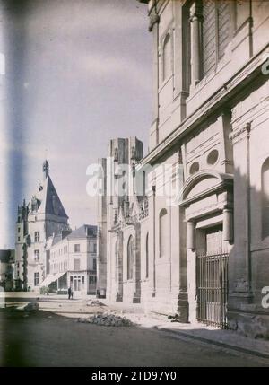 Dreux, France la façade latérale de l'église Saint-Pierre en construction, en arrière-plan le beffroi place Métézeau, logement, Architecture, Art, Eglise, travaux, Hôtel de ville, Hôtel de ville, Tour, Architecture civile publique, rue, quartier, Renaissance, Pediment, architecture religieuse, France, Dreux, St Pierre, façade latérale inachevée, Dreux, 14/10/1920 - 14/10/1920, Léon, Auguste, photographe, 1920 - Eure, Eure-et-Loir - Auguste Léon - (octobre), Autochrome, photo, verre, Autochrome, photo, positif, vertical, taille 9 x 12 cm Banque D'Images