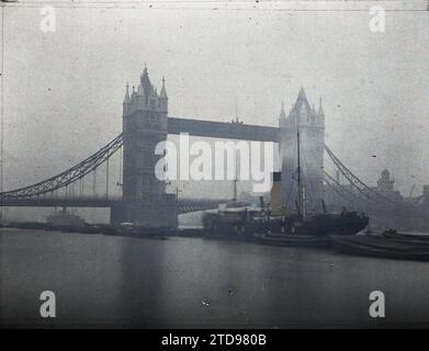 Londres, Angleterre vue générale de Tower Bridge, Habitat, Architecture, Transports, Rivière, génie civil, bateau, installation hydraulique, transport fluvial, lac, pont, Angleterre, Londres, Londres, 03/09/1913 - 03/09/1913, Léon, Auguste, photographe, 1913 - Angleterre - Auguste Léon - (28 août-3 septembre), Autochrome, photo, verre, Autochrome, photo, positif, horizontal, taille 9 x 12 cm Banque D'Images