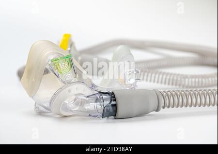 Dispositif médical connu sous le nom de (PPC) de pression positive continue - masque et tubulure isolés sur blanc Banque D'Images
