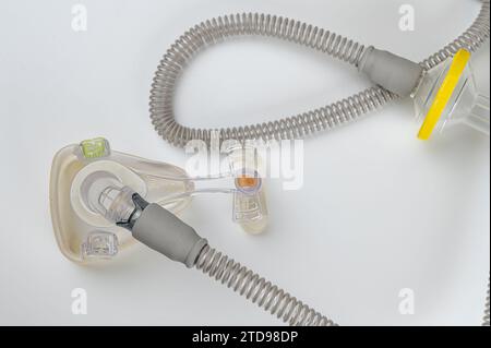 Dispositif médical connu sous le nom de (PPC) de pression positive continue - masque et tubulure isolés sur blanc Banque D'Images