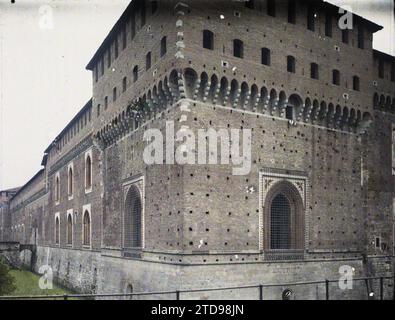 Milan, Italie Un coin du Castello Sforzesco, Habitat, Architecture, Art, Tour, génie civil, Moat, Architecture fortifiée, Forteresse, Renaissance, palais, Château, Pont, Italie, Milan, Castello Sforza, un des coins avec les douves et sur la gauche, le petit pont, et le fossé, Milan, 18/09/1913 - 18/09/1913, Léon, Auguste, photographe, 1913 - Balkans, Italie - Léon Busy et Auguste Léon - (septembre - 23 octobre), Autochrome, photo, verre, Autochrome, photo, positif, horizontal, taille 9 x 12 cm Banque D'Images