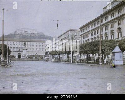 Naples, Italie Piazza del Municipio et en arrière-plan la colline de Saint Elmo ou Vomero, religion, Art, Habitat, Architecture, Église, Statue, palmier, Palmeraie, Christianisme, sculpture, Monastère, place, architecture religieuse, Italie, Naples, Piazza del Municipio et les hauteurs de St Elme, Naples, 27/03/1921 - 27/03/1921, Léon, Auguste, photographe, 1921 Cap Martin, Italie, Cap Martin - Auguste Léon (février-avril), Autochrome, photo, verre, Autochrome, photo, positif, horizontal, taille 9 x 12 cm Banque D'Images