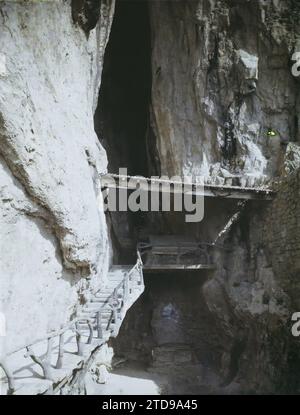 Ventimiglia, Italie Barma Grande Cave, Habitat, Architecture, vestige archéologique, Escaliers, cave, France, Menton-Garavan, Barma Grande Cave, Vintimille, 11/04/1921 - 11/04/1921, Léon, Auguste, photographe, 1921 Cap Martin, Italie, Cap Martin - Auguste Léon (février -avril), Autochrome, photo, verre, Autochrome, photo, positif, vertical, taille 9 x 12 cm Banque D'Images
