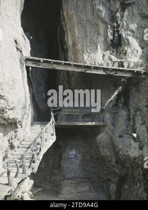 Ventimiglia, Italie Barma Grande Cave, Habitat, Architecture, vestige archéologique, Escaliers, cave, France, Menton-Garavan, Barma Grande Cave, Vintimille, 11/04/1921 - 11/04/1921, Léon, Auguste, photographe, 1921 Cap Martin, Italie, Cap Martin - Auguste Léon (février -avril), Autochrome, photo, verre, Autochrome, photo, positif, vertical, taille 9 x 12 cm Banque D'Images