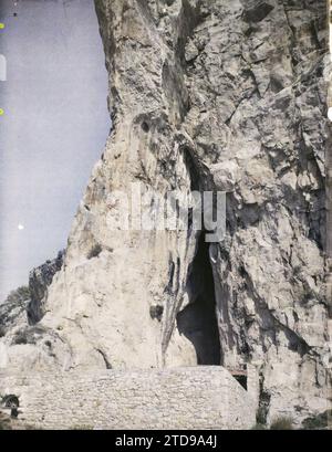 Ventimiglia, Italie Grotte Barma Grande, Sciences, techniques, Grotte, Géologie, falaise, France, Menton-Garavan, Grotte Barma Grande prise de l'extérieur, Vintimille, 11/04/1921 - 11/04/1921, Léon, Auguste, photographe, 1921 Cap Martin, Italie, Cap Martin - Auguste Léon (février-avril), Autochrome, photo, verre, Autochrome, photo, positif, vertical, taille 9 x 12 cm Banque D'Images