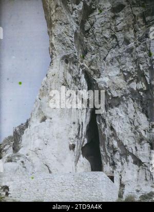 Ventimiglia, Italie Grotte Barma Grande, Sciences, techniques, Grotte, Géologie, falaise, France, Menton-Garavan, Grotte Barma Grande prise de l'extérieur, Vintimille, 11/04/1921 - 11/04/1921, Léon, Auguste, photographe, 1921 Cap Martin, Italie, Cap Martin - Auguste Léon (février-avril), Autochrome, photo, verre, Autochrome, photo, positif, vertical, taille 9 x 12 cm Banque D'Images