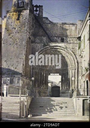 Sulmona, Italie Portail latéral de l'église de San Francesco della Scarpa, religion, logement, Architecture, Église, christianisme, escalier, clocher, porte, architecture religieuse, Italie, Sulmona, le vieux porche roman de S . Francisco, église détruite par un tremblement de terre, Sulmona, 29/09/1913 - 29/09/1913, Léon, Auguste, photographe, 1913 - Balkans, Italie - Léon Busy et Auguste Léon - (septembre - 23 octobre), Autochrome, photo, verre, Autochrome, photo, positif, vertical, taille 9 x 12 cm Banque D'Images