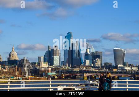 Londres, Royaume-Uni. 17 décembre 2023. Les gens marchent le long du pont Waterloo devant les gratte-ciel de la ville de Londres, le quartier financier de la capitale. Crédit : Vuk Valcic/Alamy Banque D'Images