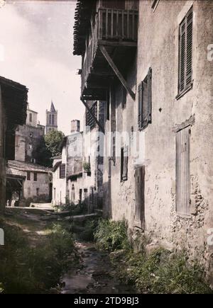 La Réole, France, Habitat, Architecture, nature, environnement, clocher, cours d'eau, Architecture rurale, hydrographie, balcon, loggia, rue, quartier, France, la Réole, la Réole, 01/06/1920 - 30/06/1920, Cuville, Fernand, 1920-1921 - Charente, Gironde, Basse-Pyrénées, Hautes Pyrénées - Fernand Cuville, Autochrome, photo, verre, Autochrome, photo, positive Banque D'Images