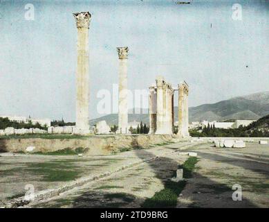 Athènes, Grèce vestiges du Temple de Zeus Olympien, Habitat, Architecture, religion, Art, Temple, vestige archéologique, colonne, polythéisme gréco-romain, Antiquité, décor sculpté, architecture religieuse, Grèce, Athènes, le temple de Zeus Olympien les 2 colonnes isolées au premier plan, Athènes, 08/10/1913 - 08/10/1913, Léon, Auguste, photographe, 1913 - Balkans - Léon Busy et Auguste Léon - (23 avril - 9 juin), Autochrome, photo, verre, Autochrome, photo, positif, horizontal Banque D'Images