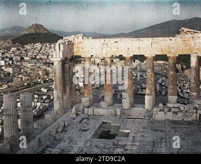 Athènes, Grèce sur l'Acropole, le Parthénon. Vestiges de la colonnade extérieure sur le côté est et derrière eux se trouve la façade est de l'Acropole, la ville à ses pieds et le mont Lycabette (vue plongeante), Habitat, Architecture, religion, Art, Mont, montagne, Temple, vestiges archéologiques, coucher de soleil, lever de soleil, colonne, polythéisme gréco-romain, Antiquité, Panorama de la zone urbaine, Architecture religieuse, Grèce, Athènes, vue prise du Parthénon sur les Pronaos, Athènes, 09/10/1913 - 09/10/1913, Léon, Auguste, photographe, 1913 - Balkans, Italie - Léon Busy et Auguste Léon - (septembre - 2 Banque D'Images