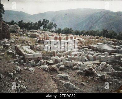 Delphes (site archéologique), Grèce Sanctuaire de Marmaria : au premier plan, le temple d'Athéna Pronaia. Dans le second, le Tholos (petit temple du sanctuaire d'Athéna), Habitat, Architecture, religion, Art, Temple, vestige archéologique, polythéisme gréco-romain, Antiquité, architecture religieuse, Grèce, Delphes, les temples doriques de Marmaria - vue de ' ensemble, Delphes, 11/10/1913 - 13/10/1913, Léon, Auguste, photographe, 1913 - Balkans, Italie - Léon Busy et Auguste Léon - (septembre - 23 octobre), Autochrome, photo, verre, Autochrome, photo, positif, horizontal Banque D'Images