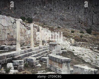 Delphes, Grèce Sanctuaire d'Apollon. Le Portique des Athéniens, contre la partie orientale du mur polygonal, (support du 6e siècle av. J.-C.), Habitat, Architecture, HD, religion, art, Temple, vestige archéologique, existe en haute définition, colonne, Polythéisme gréco-romain, Antiquité, architecture religieuse, Grèce, Musée Delphes, le Portique des Athéniens, Delphes, 11/10/1913 - 13/10/1913, Léon, Auguste, photographe, 1913 - Balkans, Italie - Léon Busy et Auguste Léon - (septembre - 23 octobre), Autochrome, photo, verre, Autochrome, photo, positif, horizontal Banque D'Images