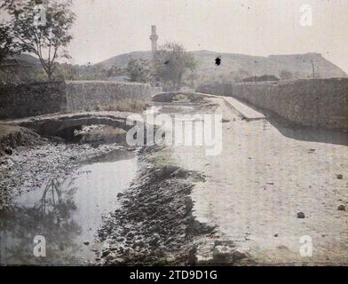 Shköder, Albanie ponts de pierre sur le Kir, minaret d'une mosquée et forteresse de la ville, Habitat, Architecture, nature, Environnement, génie civil, Minaret, cours d'eau, hydrographie, Pont, Albanie, Scutari, deux petits ponts, une mosquée et la forteresse, Shkodër, 21/10/1913 - 21/10/1913, Léon, Auguste, photographe, 1913 - Balkans, Italie - Léon Busy et Auguste Léon - (septembre - 23 octobre), Autochrome, photo, verre, Autochrome, photo, positif, horizontal, taille 9 x 12 cm Banque D'Images