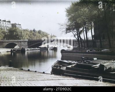 Paris (IVème arr.), France le Pont de Sully et la pointe de l'Île Saint-Louis depuis le Quai des Célestins, logement, Architecture, Transports, Génie civil, architecture civile publique, Quai, bateau, transport fluvial et lacustre, Pont, France, Paris, les rives de la Seine, arrondissement IV, 16/10/1921 - 16/10/1921, Léon, Auguste, photographe, Autochrome, photo, verre, Autochrome, photo, positif, horizontal, taille 9 x 12 cm Banque D'Images