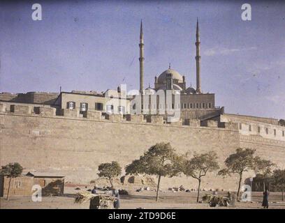 Le Caire, Egypte, Afrique vue de la mosquée Méhémet Ali dite « mosquée albâtre », transport, religion, Habitat, Architecture, transport à main, Islam, Minaret, Cart, Architecture fortifiée, forteresse, Mosquée, Rampart, architecture religieuse, Egypte, le Caire, mosquée Mohammed Ali, le Caire, 02/01/1914 - 02/01/1914, Léon, Auguste, photographe, 1914 - Egypte - Auguste Léon - (janvier-février), Autochrome, photo, verre, Autochrome, photo, positif, horizontal, taille 9 x 12 cm Banque D'Images