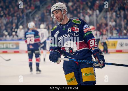 Berlin, Deutschland. 17 décembre 2023. Marcel Noebles (Eisbaeren Berlin, #92) GER, Eisbaeren Berlin vs Adler Mannheim, Eishockey Herren, Deutsche Eishockey Liga, saison 2023/2024, 28. Spieltag, 17.12.2023. Photo : Eibner-Pressefoto / Claudius Rauch crédit : dpa / Alamy Live News Banque D'Images