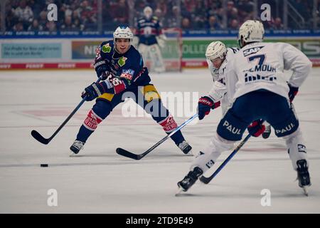 Berlin, Deutschland. 17 décembre 2023. Frederik Tiffels (Eisbaeren Berlin, #95) GER, Eisbaeren Berlin vs Adler Mannheim, Eishockey Herren, Deutsche Eishockey Liga, saison 2023/2024, 28. Spieltag, 17.12.2023. Photo : Eibner-Pressefoto / Claudius Rauch crédit : dpa / Alamy Live News Banque D'Images