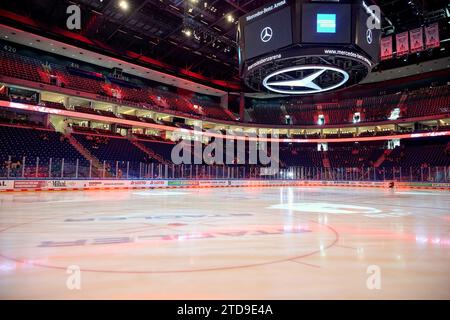 Berlin, Deutschland. 17 décembre 2023. Mercedes Benz Arena Stimmungsbild GER, Eisbaeren Berlin vs Adler Mannheim, Eishockey Herren, Deutsche Eishockey Liga, saison 2023/2024, 28. Spieltag, 17.12.2023. Photo : Eibner-Pressefoto / Claudius Rauch crédit : dpa / Alamy Live News Banque D'Images