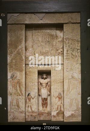 Le Caire, Egypte, Afrique Stèle d'Itéti entouré de ses deux fils au musée égyptien, Habitat, Architecture, Art, religion, statue, Musée, Stèle, Architecture funéraire, Sculpture, bas-relief, peinture, polythéisme égyptien, décoration sculptée, hiéroglyphe, architecture religieuse, Egypte, Musée du Caire, Stèle de Atôti, vient de Sakkara (Musée du Caire), le Caire, 09/01/1914 - 09/01/1914, Léon, Auguste, photographe, 1914 - Egypte - Auguste Léon - (janvier-février), Autochrome, photo, verre, Autochrome, photo, positif, vertical, taille 9 x 12 cm Banque D'Images