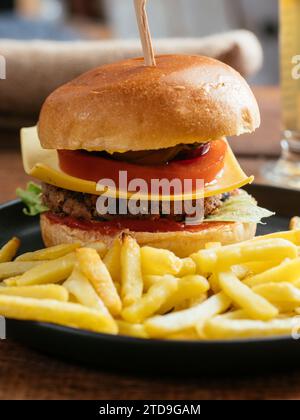 Hamburger de haricots noirs et de noix fait maison avec frites Banque D'Images