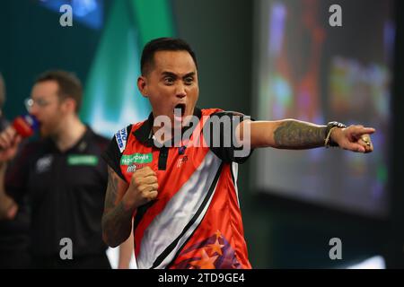 Alexandra Palace, Londres, Royaume-Uni. 17 décembre 2023. 2023/24 PDC Paddy Power World Darts Championships Day 3 après-midi session ; Lourence Ilagan célèbre après avoir remporté le 2e set contre Matt Campbell Credit : action plus Sports/Alamy Live News Banque D'Images