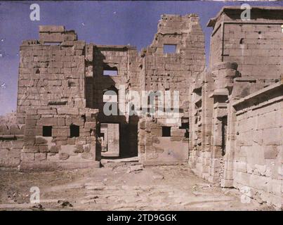 Medinet-Habou, Egypte, Afrique le migdol vu de l'intérieur de l'enceinte du site, Habitat, Architecture, religion, Temple, vestige archéologique, bas-relief, polythéisme égyptien, Architecture fortifiée, porte, décoration sculptée, architecture religieuse, Egypte, Medinet-Habou, entrée à gauche, Medinet-Habou, Louxor, 17/01/1914 - 17/01/1914, Léon, Auguste, photographe, 1914 - Egypte - Auguste Léon - (janvier-février), Autochrome, photo, verre, Autochrome, photo, positif, horizontal, taille 9 x 12 cm Banque D'Images