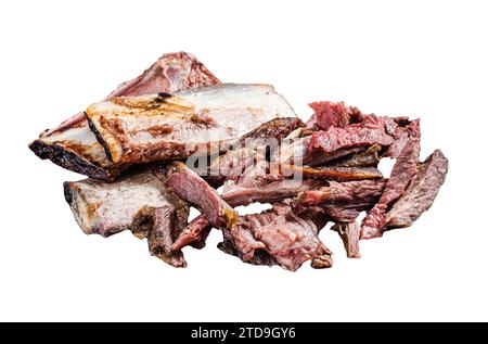 Côtes courtes de bœuf fumé et grillé dans une assiette rustique aux herbes. Isolé sur fond blanc Banque D'Images