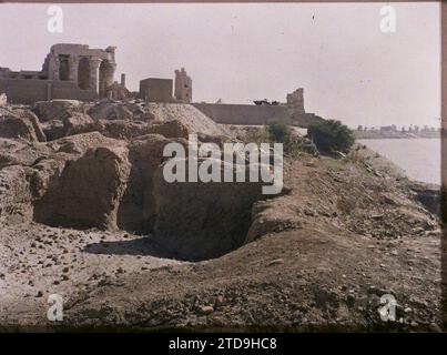 KOM Ombo, environs d'Assouan, Egypte, Afrique vue de la façade nord du temple de Kom Ombo, Habitat, Architecture, religion, Rivière, Temple, vestige archéologique, colonne, polythéisme égyptien, architecture religieuse, Égypte, Kom-Ombo, Temple de Kom-Ombo, ensemble, Kôm Ombo, 23/01/1914 - 23/01/1914, Léon, Auguste, Photographer, 1914 - Egypte - Auguste Léon - (January-February), Autochrome, photo, verre, Autochrome, photo, positif, horizontal, taille 9 x 12 cm Banque D'Images