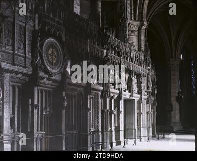 Chartres, France l'enceinte du chœur qui comprend le cadran d'une horloge astronomique, religion, Habitat, Architecture, Art, Église, Christianisme, vue intérieure, Sculpture, Bas-relief, arts décoratifs, Moyen âge, France, Chartres, enceinte du Chœur de la Cathédrale, Chartres, 17/08/1922 - 17/08/1922, Léon, Auguste, photographe, 1922 - Chartres (Eure-et-Loir) - Auguste Léon - (août), Autochrome, photo, verre, Autochrome, photo, positive Banque D'Images