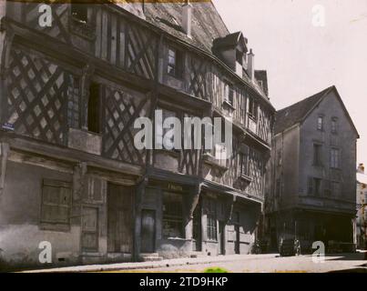 Chartres, France maisons à colombages place de la Poissonnerie, activité économique, logement, Architecture, Art, magasin, magasin, chariot, habitation, rue, quartier, Moyen âge, à colombages, France, Chartres, la Maison du saumon, Chartres, 17/08/1922 - 17/08/1922, Léon, Auguste, photographe, 1922 - Chartres (Eure-et-Loir) - Auguste Léon - (août), Autochrome, photo, verre, Autochrome, photo, positif, horizontal, taille 9 x 12 cm Banque D'Images