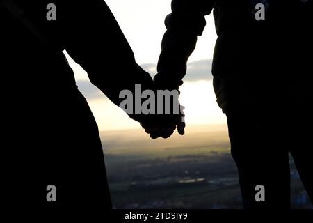 silhouette un couple tenant les mains près Banque D'Images