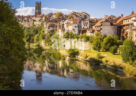 Vue sur la rivière Saane/Sarine et Fribourg (Suisse) Banque D'Images