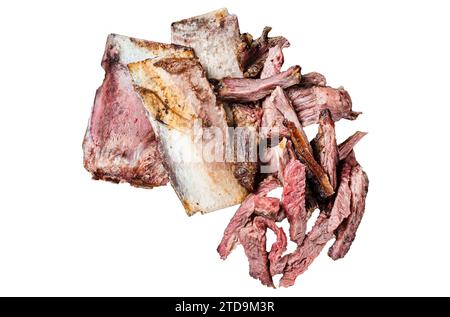 Côtes courtes de bœuf fumé et grillé dans une assiette rustique avec des herbes isolé sur fond blanc Banque D'Images