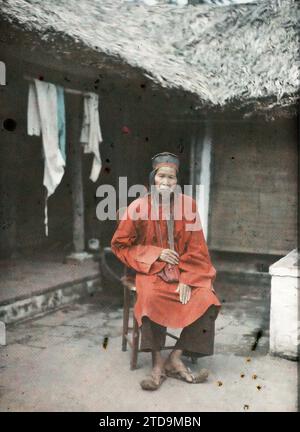 Tonkin, Indochine Un village remarquable en costume cérémoniel à l'occasion d'un mariage, assis dans une cour intérieure, vêtements, êtres humains, costume de fête, Costume, chaussure, Portrait, Encens, détergent à lessive, coiffure, casque, Cour, Homme, Tonkin, Village notable in Ceremonial Costume, Hà-nôi, Hainoi Vietnam [région], 01/01/1921 - 31/12/1921, occupé, Léon, Léon Busy photographe en Indochine, Autochrome, photo, verre, Autochrome, photo, positif, vertical, taille 9 x 12 cm Banque D'Images